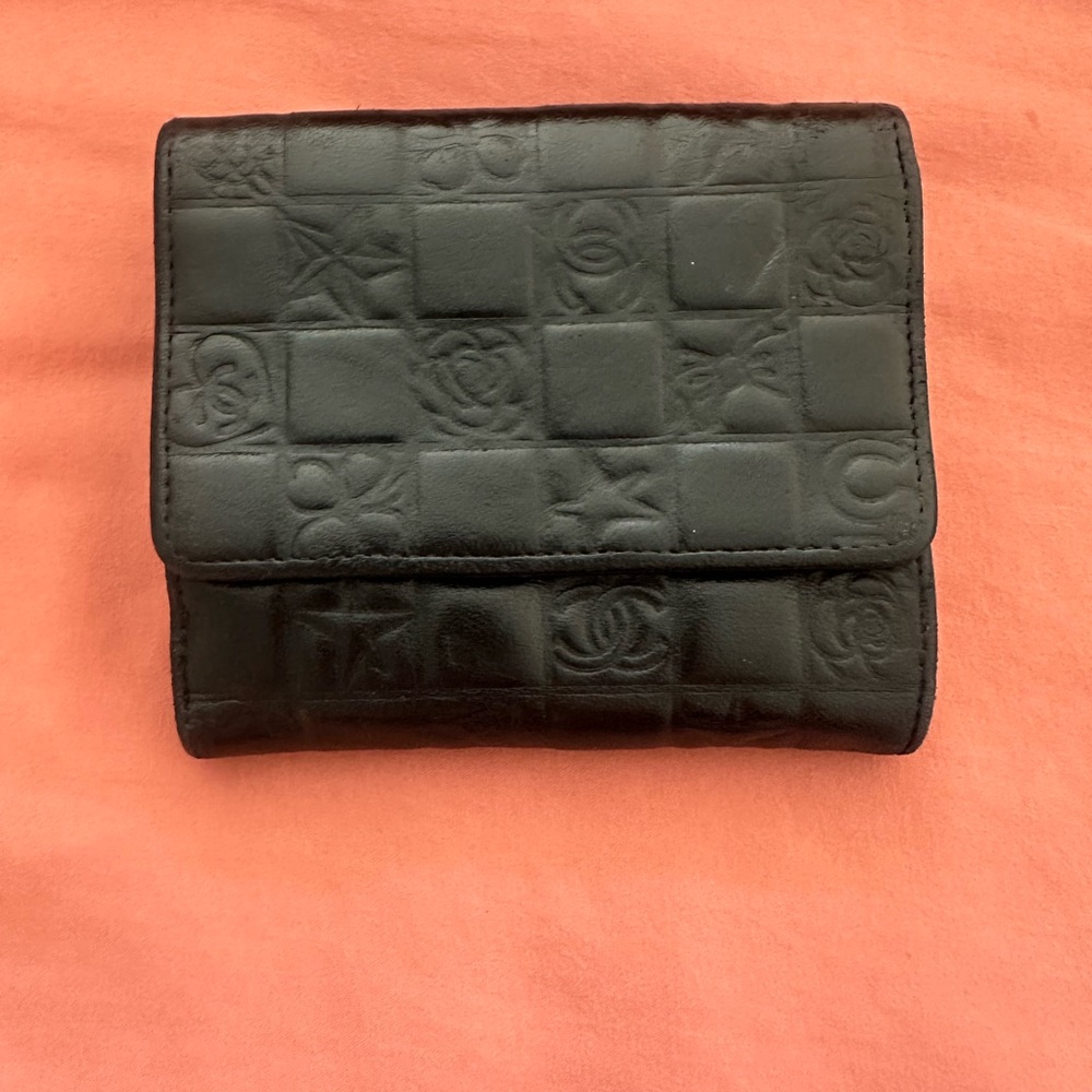 CHANEL Black Quilted Wallet with Iconic Logo - Picture 2 of 8